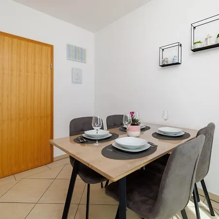 Apartment Mit Meerblick- 100m Vom Entfernt By Interhome *